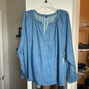 NWT Old Navy chambray blouse. Never worn. Smoke free home.
